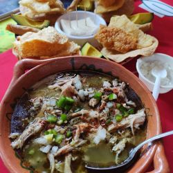pozole-verde-de-puerco-y-botana.jpeg
